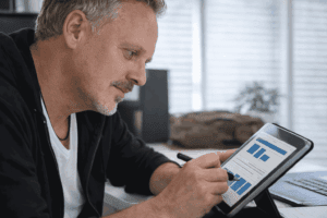 Webdesigner werkt met stylus aan de opzet van een website op een tablet